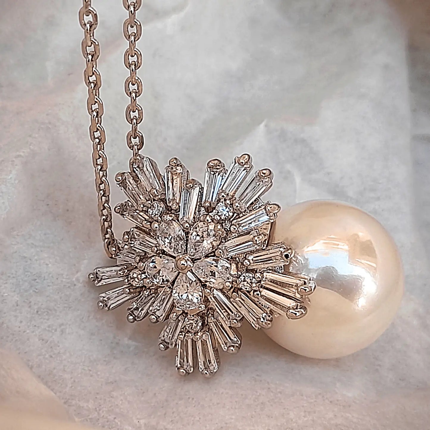 Zirconium Snowflake Pendant Necklace